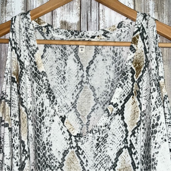 Express One Elena Snake Print Open Shoulder Blouse - Picture 4 of 6